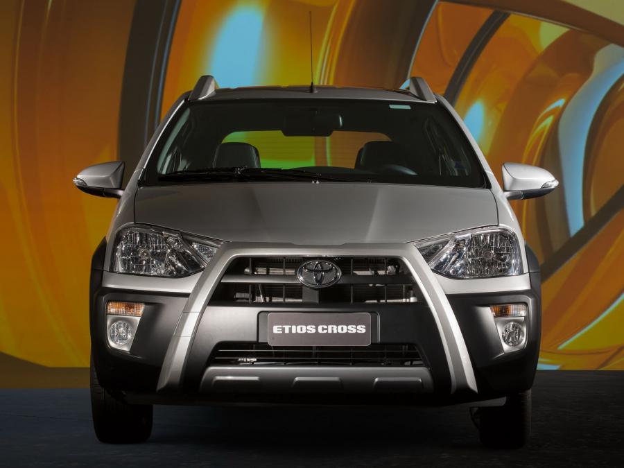  Toyota Etios Cross 2013 года  (фото 10 из 20)